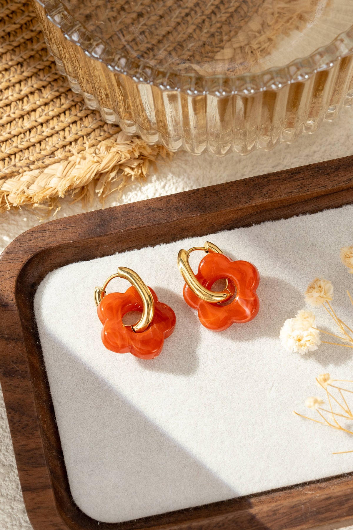 Boucle d’oreille fleur résine colorée chic