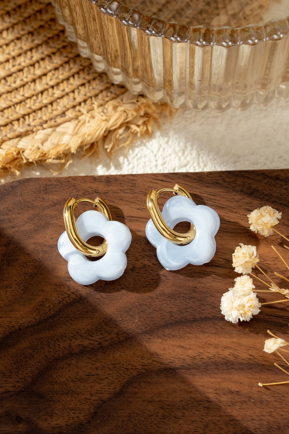 Boucle d’oreille fleur résine colorée chic