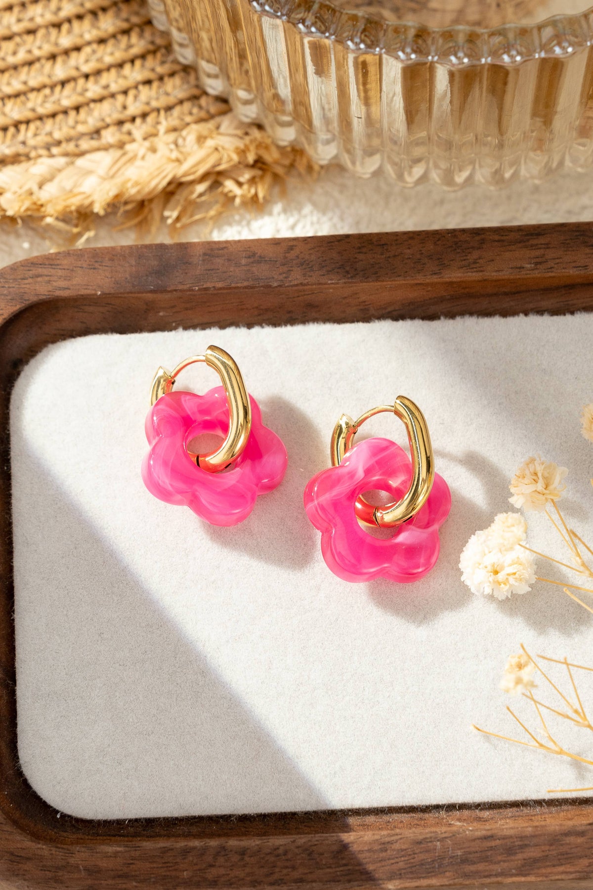 Boucle d’oreille fleur résine colorée chic