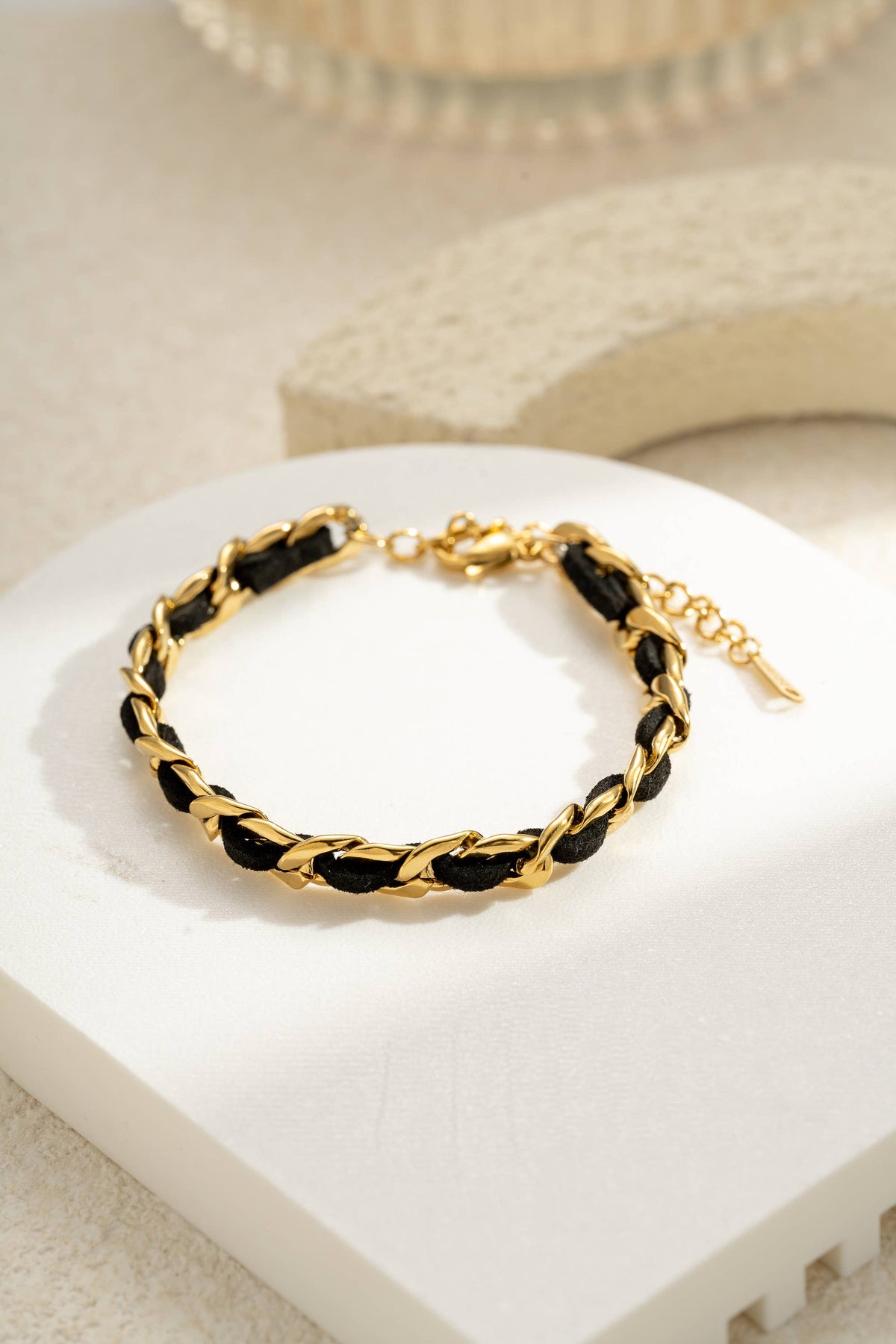 Bracelet chaîne dorée tressée noir