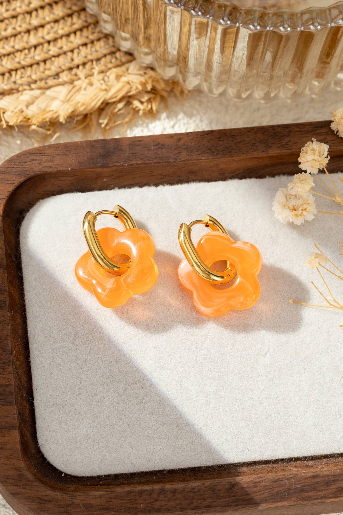 Boucle d’oreille fleur résine colorée chic