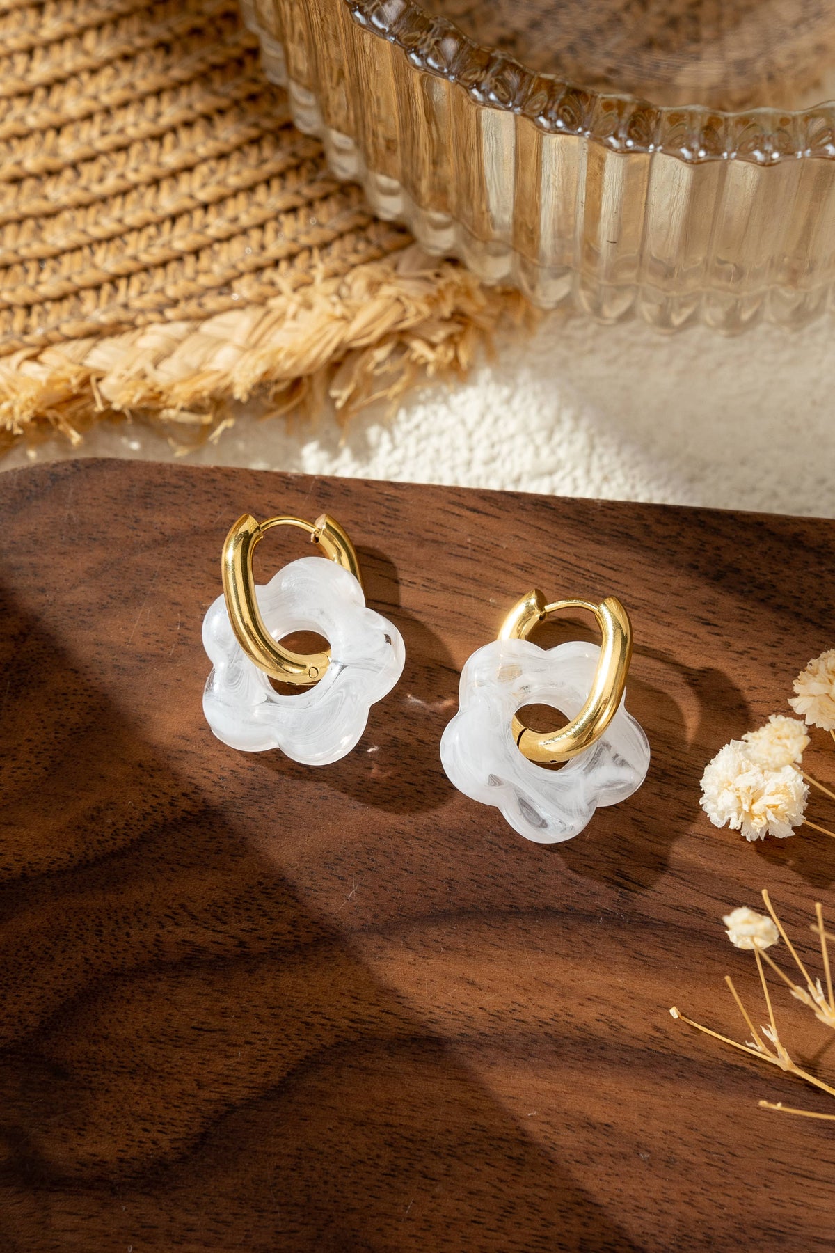 Boucle d’oreille fleur résine colorée chic