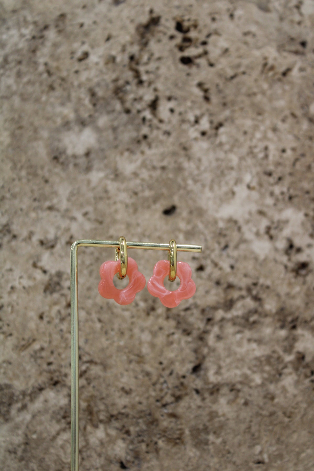 Boucle d’oreille fleur résine colorée chic