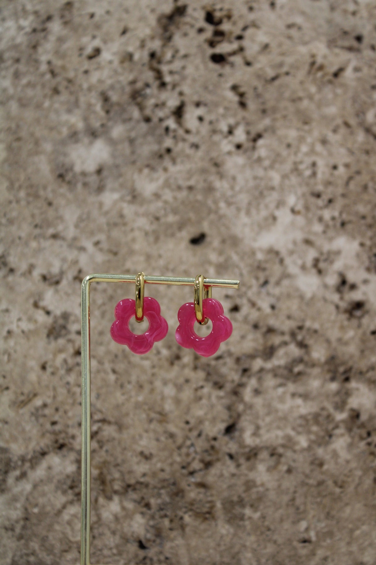 Boucle d’oreille fleur résine colorée chic