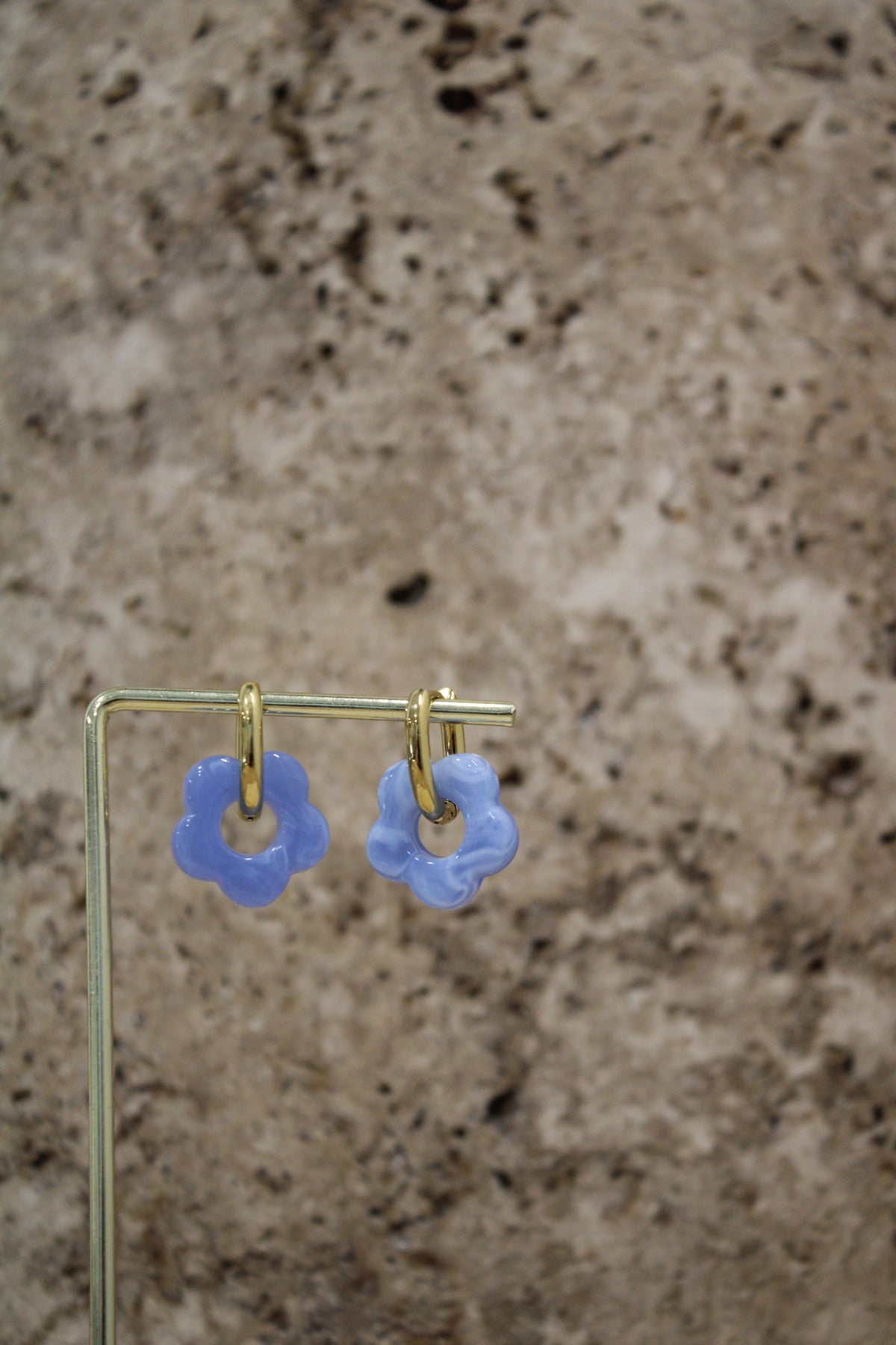 Boucle d’oreille fleur résine colorée chic