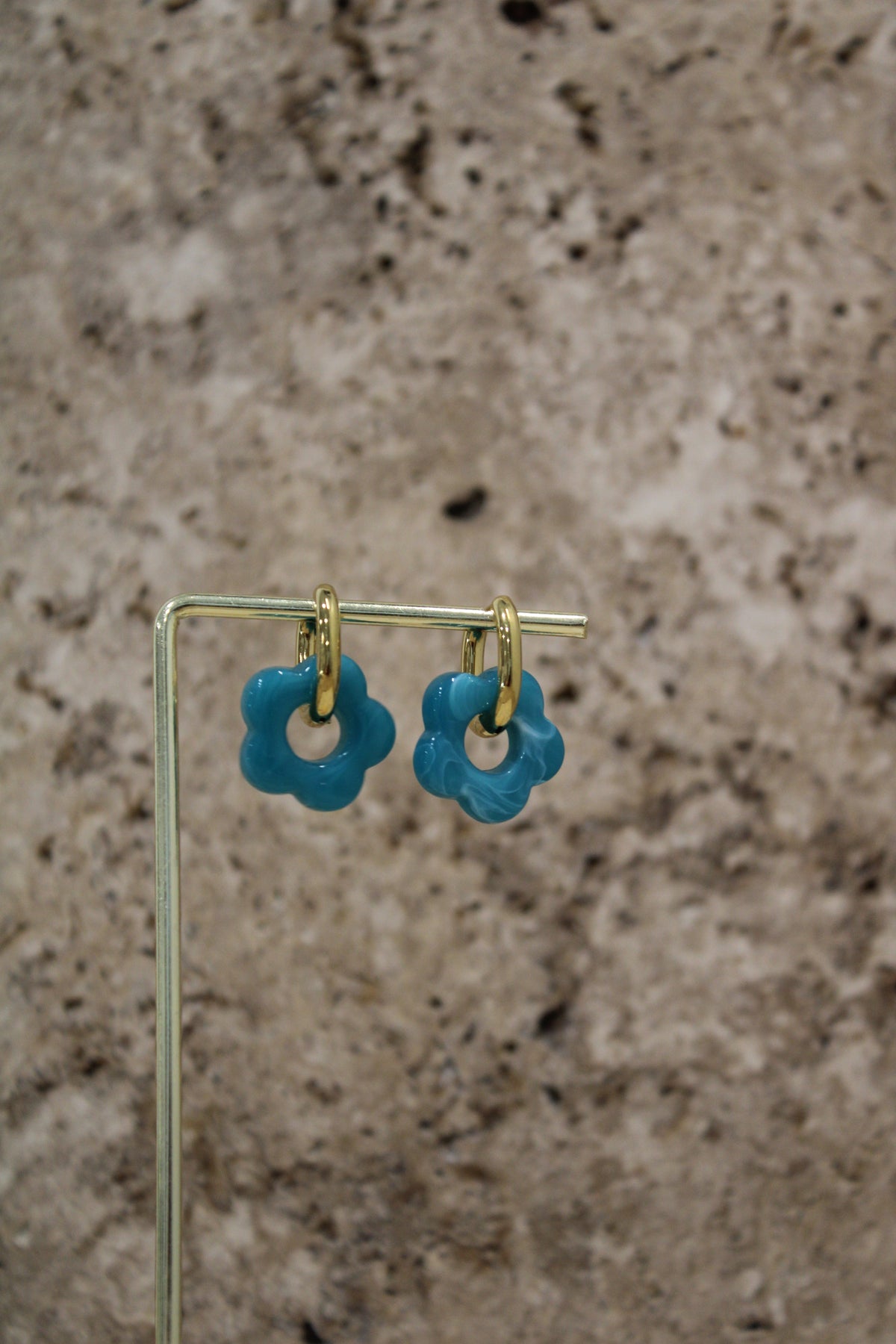 Boucle d’oreille fleur résine colorée chic