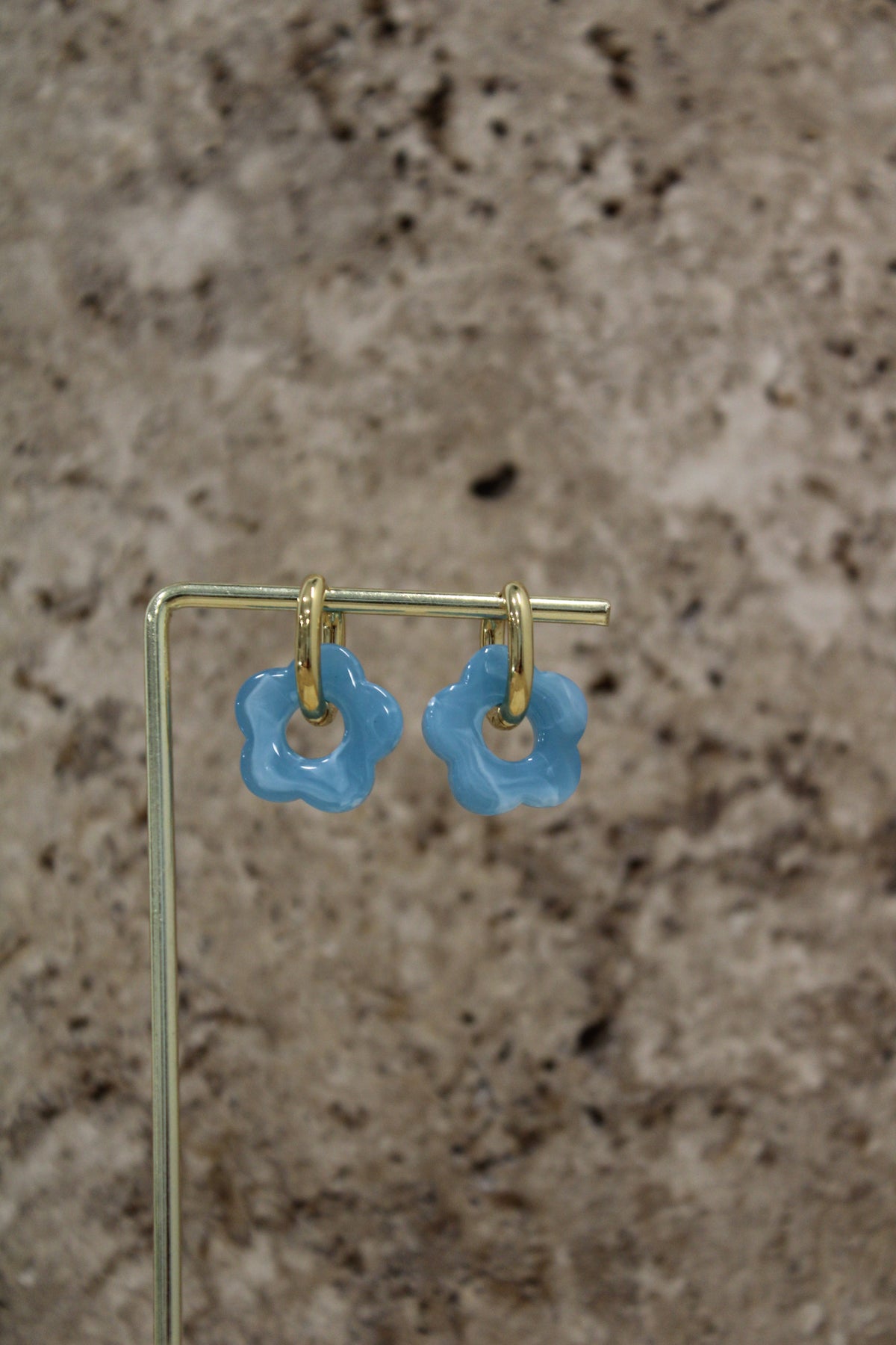 Boucle d’oreille fleur résine colorée chic