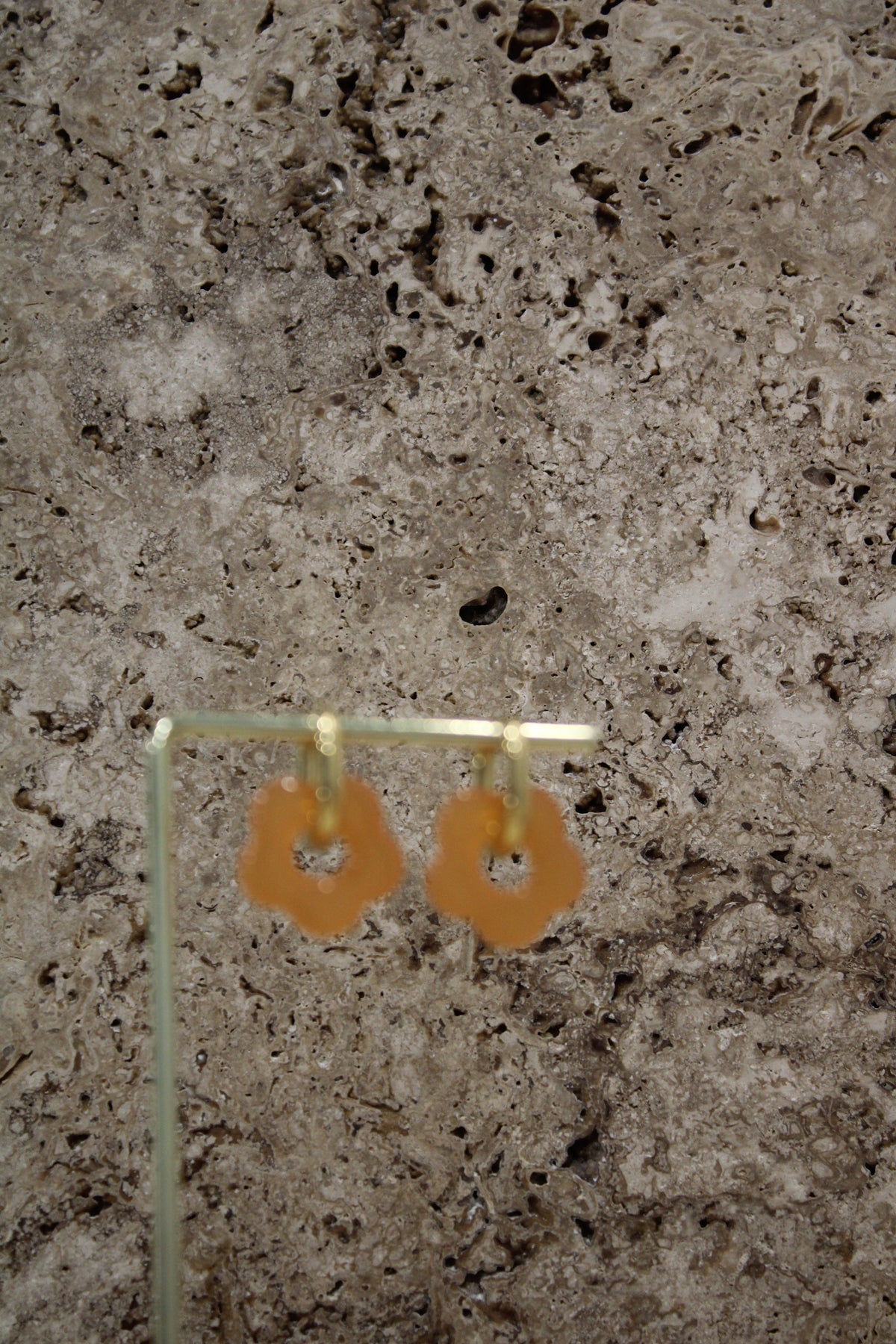 Boucle d’oreille fleur résine colorée chic