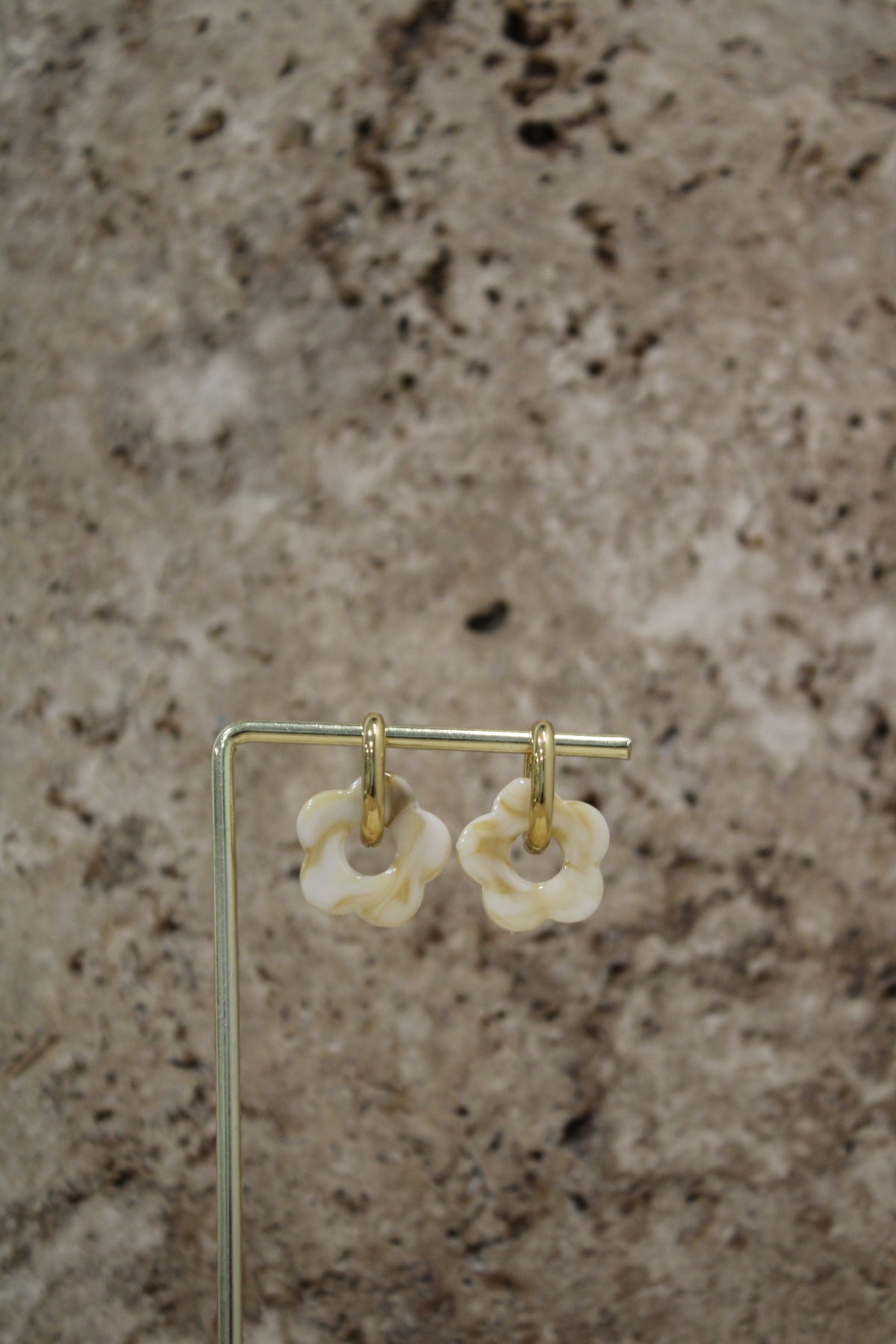 Boucle d’oreille fleur résine colorée chic