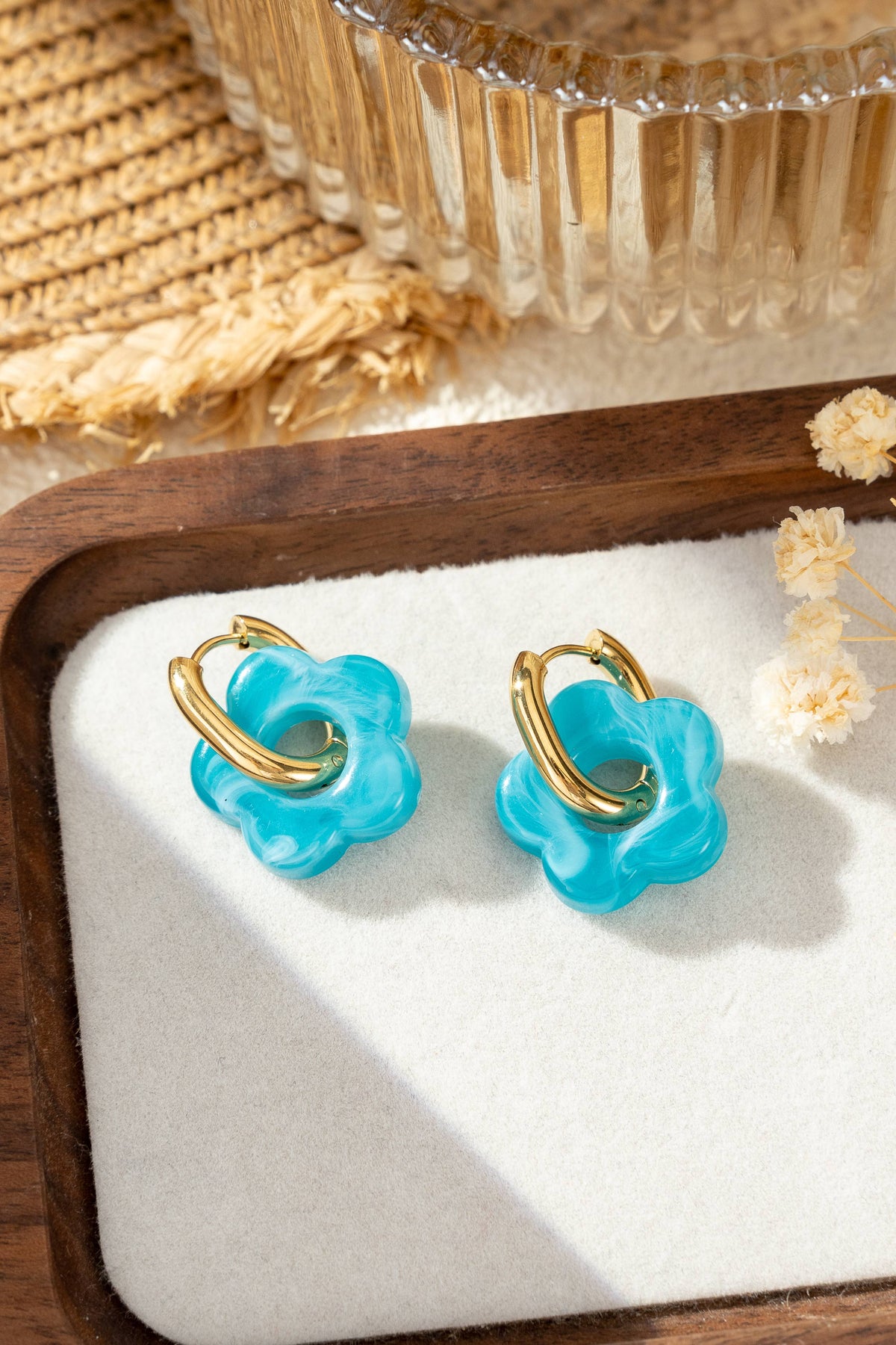 Boucle d’oreille fleur résine colorée chic