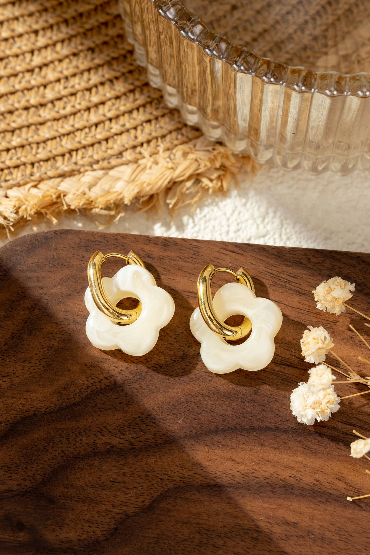Boucle d’oreille fleur résine colorée chic