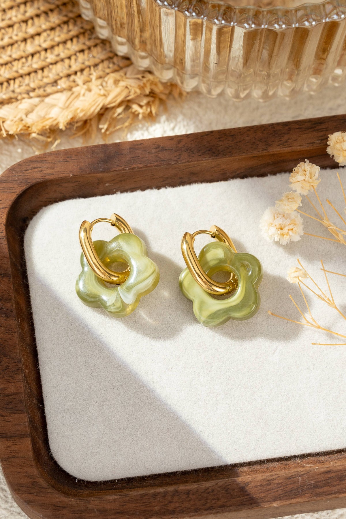 Boucle d’oreille fleur résine colorée chic